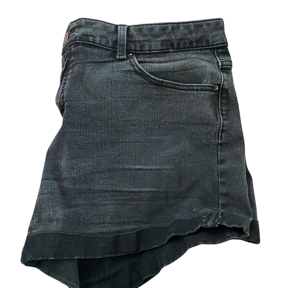 Black mid-rise shorts (US18)